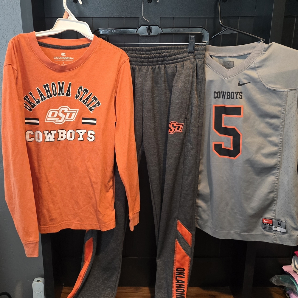 Oklahoma State Cowboys Boys 16/18 Bundle – Nike Jersey, Colosseum Tee & Joggers